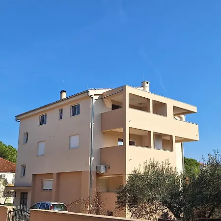 Elena & Lana Apartman *